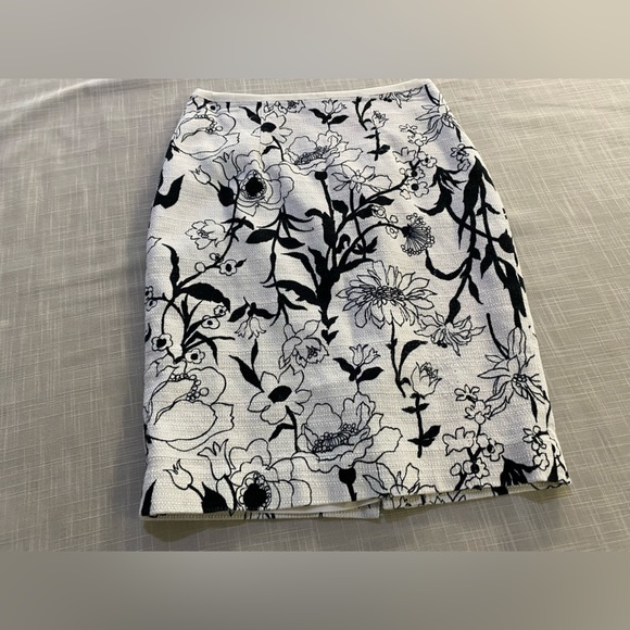 Ann Taylor skirt in cream and black. Women’s size 4 - Picture 10 of 13